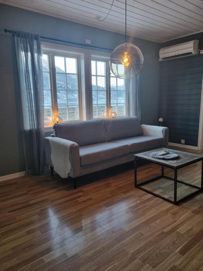 Stor Leilighet Med 4 Senger Sentralt I Forde Esterno foto